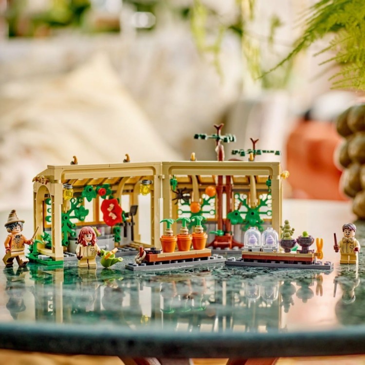 LEGO Klocki Harry Potter 76445 Zamek Hogwart: zajęcia z zielarstwa