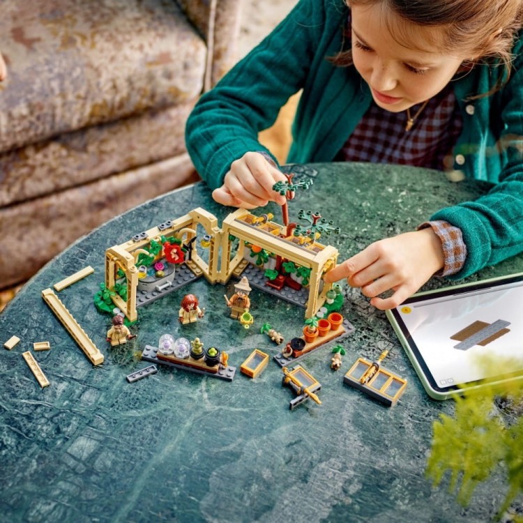 LEGO Klocki Harry Potter 76445 Zamek Hogwart: zajęcia z zielarstwa
